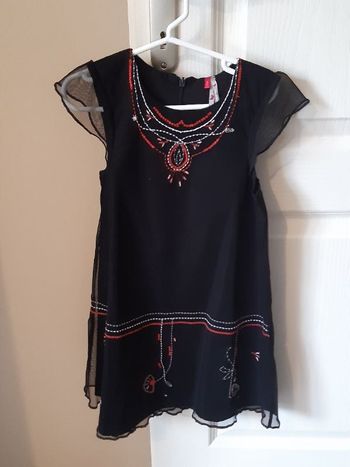 Robe noire avec broderie et voilage