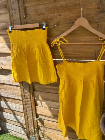 Robe et jupe jaune