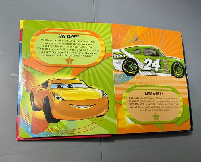 Livre illustré  Cars de Disney « Comptines et figurines » avec figurines - photo numéro 7