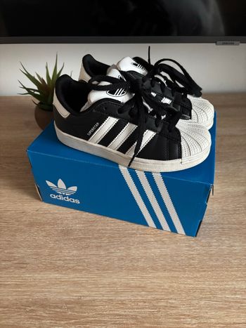 Basket super star noir blanche garçon taille 30