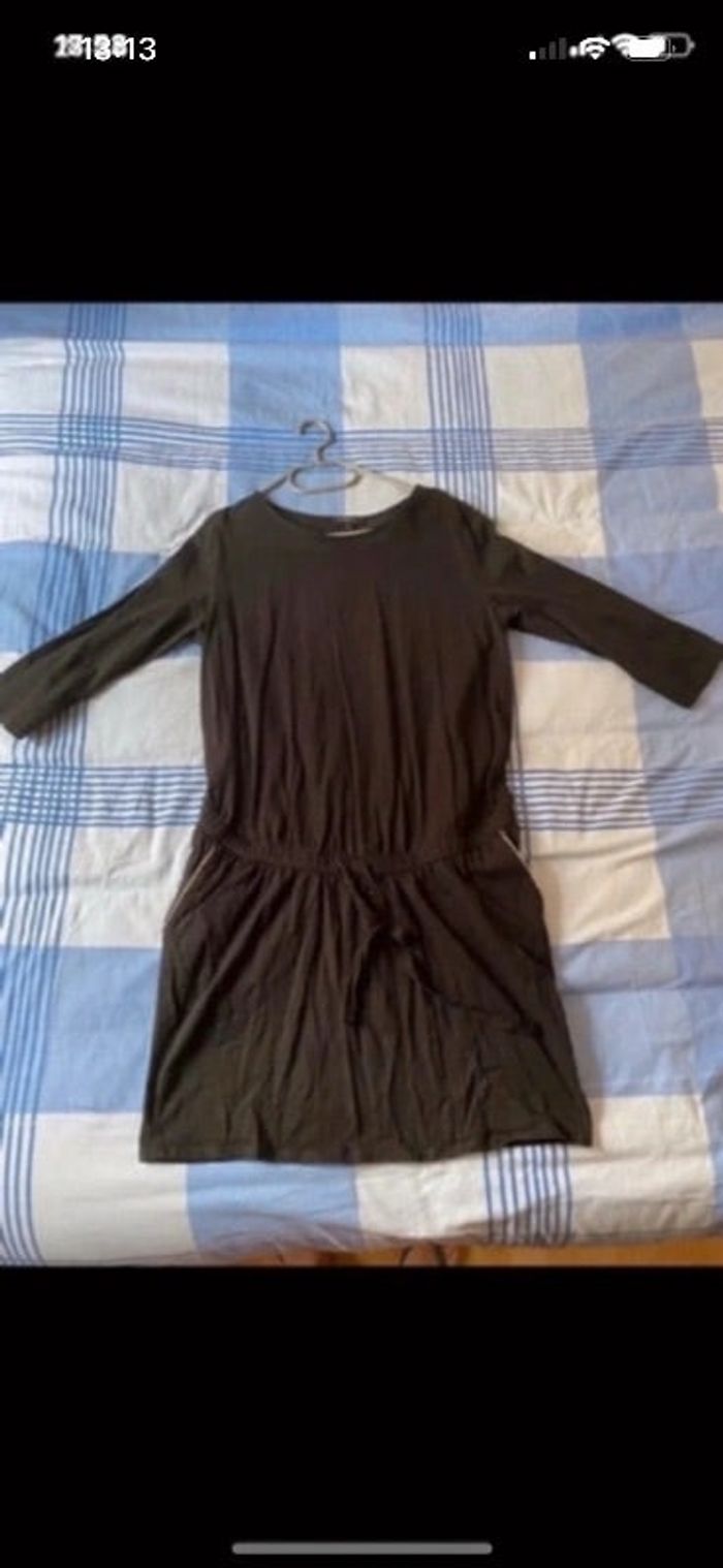 Robe noir avec élastique à la taille