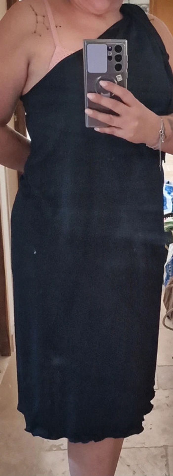 Robe noire une manche - photo numéro 2