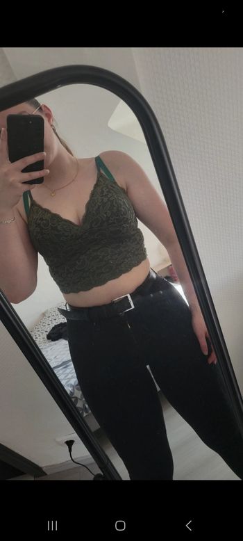 Top court en dentelle vert