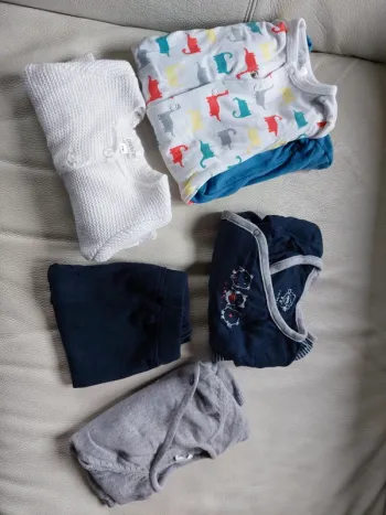 Lot de 7 articles vêtements bébé 1 mois