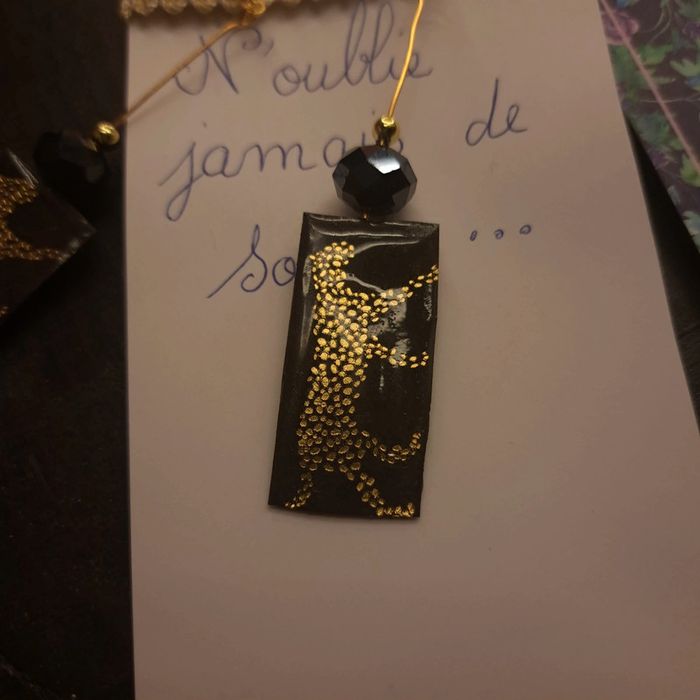 Boucles d'oreilles pendante en résine noir doré - photo numéro 6