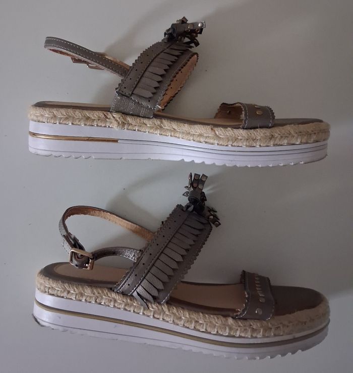 Sandales grises avec des pompons - photo numéro 1
