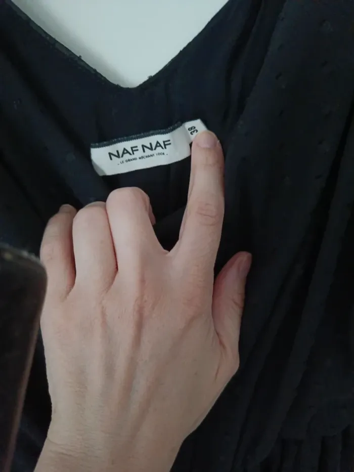 Petite robe noir Naf Naf 38 tissu plumetis col V - photo numéro 2
