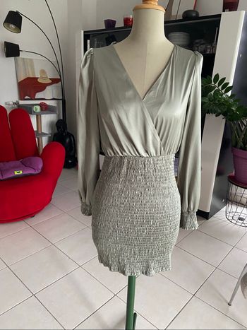 Robe  kaki clair col V bas smockée T.36 Neuve