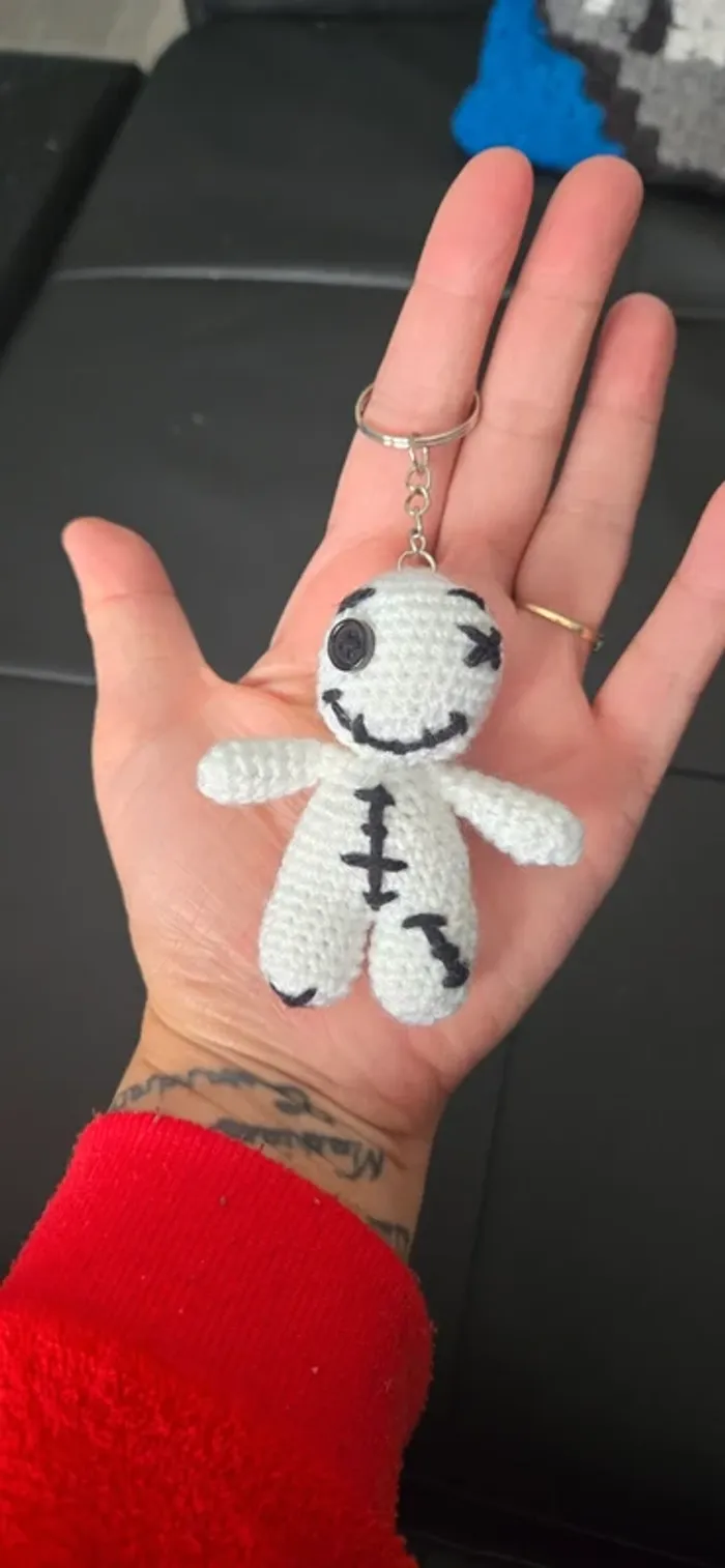 Porte clef amigurimi zombie noir et blanc neuf - photo numéro 5
