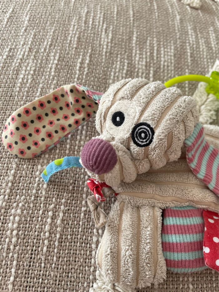 Peluche doudou d’éveil plat 17cm les deglingos chien beige et rouge à pois très bon état - photo numéro 2