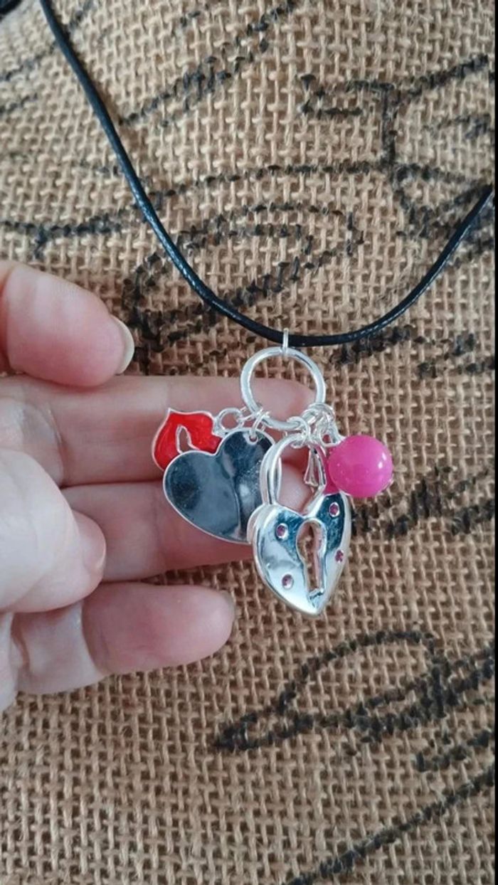 Collier  multi  pendentifs  argenté rose  rouge noir - photo numéro 3