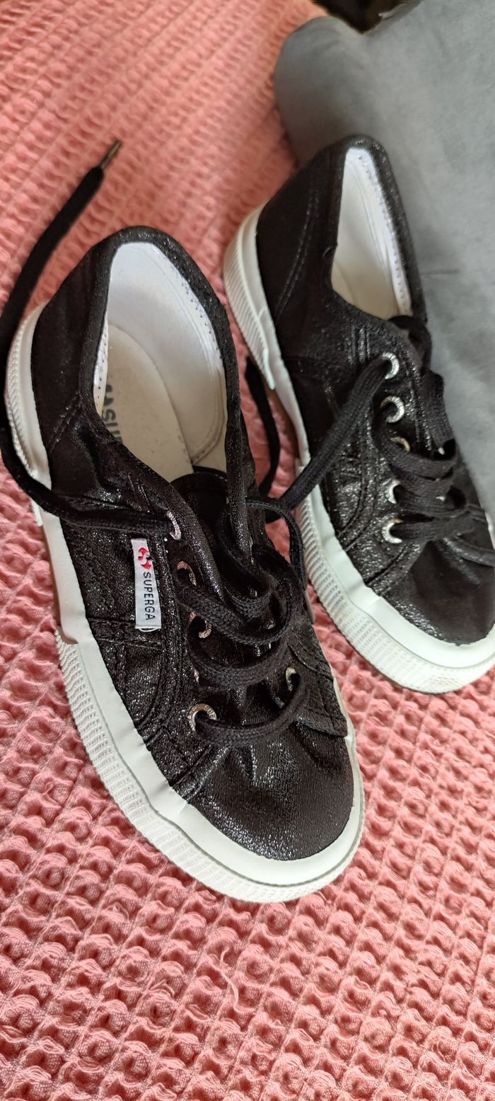 Basket Superga noir brillant