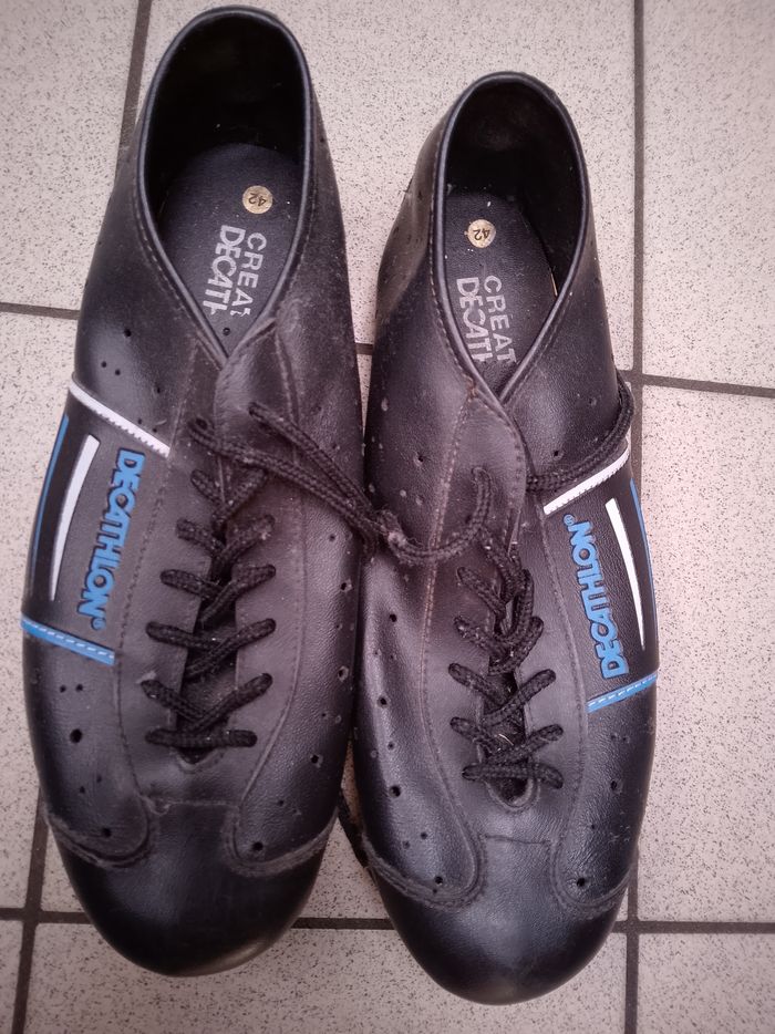 Chaussures de vélo Decathlon, bleu et noire pointure 42 neuf.