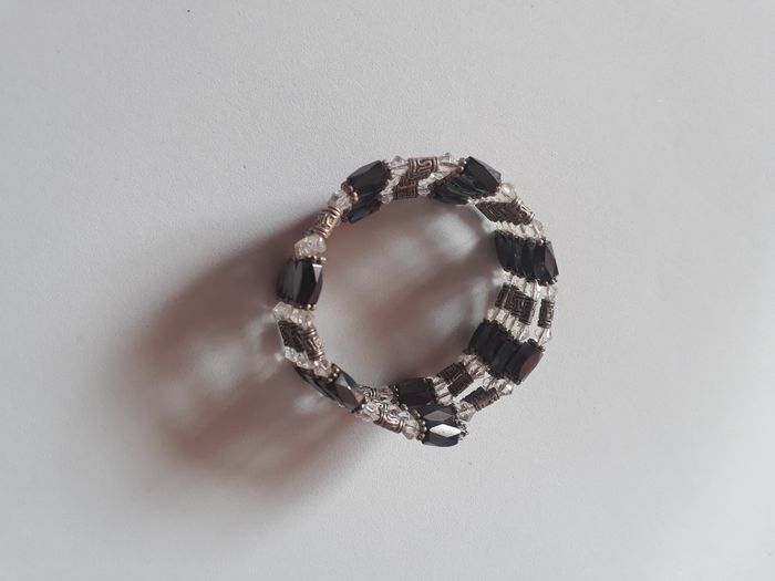 Bracelet / collier aimanté noir, blanc et argenté - photo numéro 3