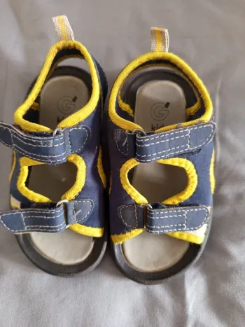 Paire de sandales 25