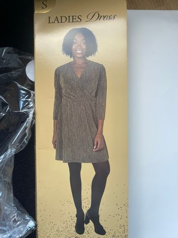 Robe à paillettes dorées