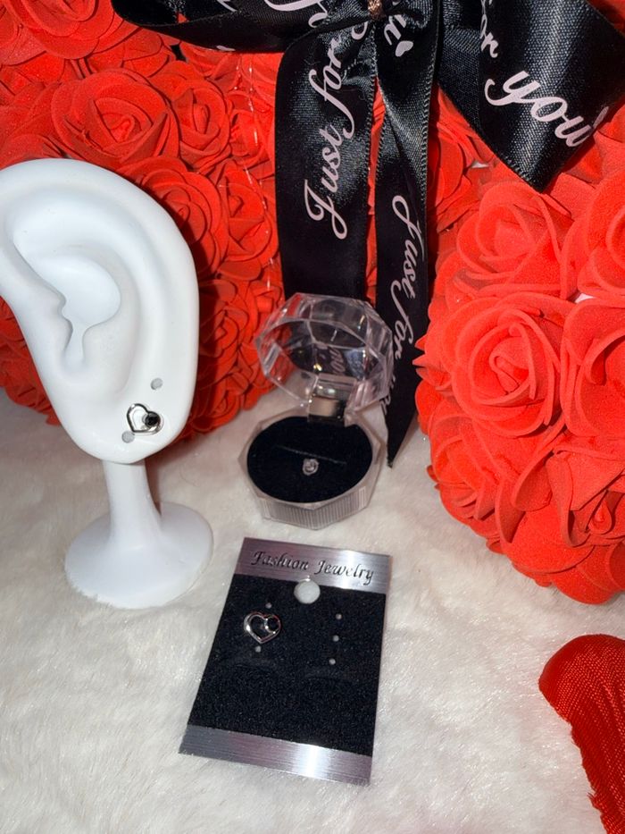 🖤 Boucles d’oreilles cœur argenté et pierre noire – Élégance intemporelle 🖤 - photo numéro 2