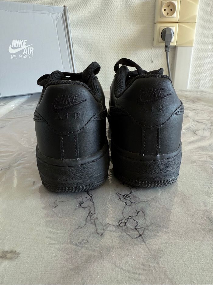 👟 Nike Air Force 1 noires – Pointure 36,5 - photo numéro 3