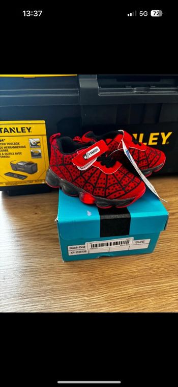 Chaussure neuve  Motif spider man  Clignotante quand l’enfant marche.  Taille 23