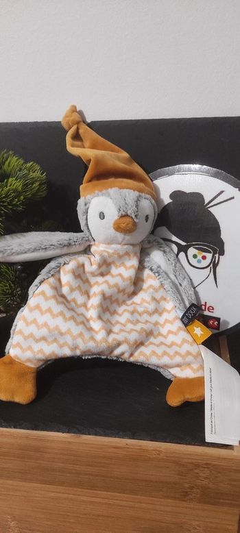 Doudou plat Pingouin blanc gris Orange jaune tape à l'oeil tao zig zag bonnet