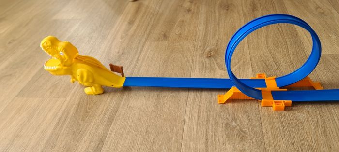 Superbe circuit avec lanceur et sortie bouche dinosaure
1m65 de longueur - photo numéro 3
