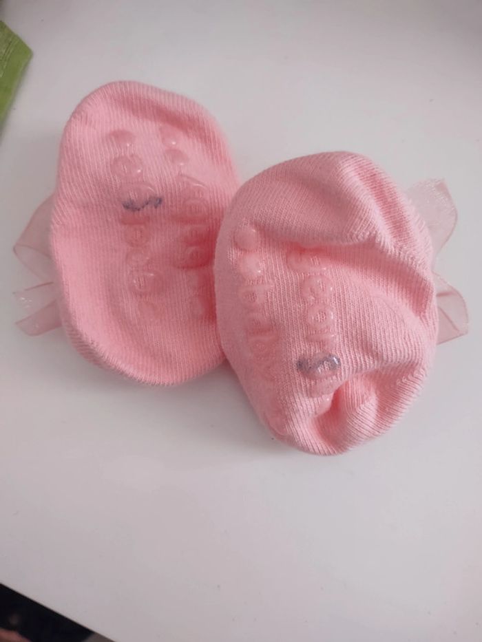 Chaussettes chaussons antidérapantes rose neuves - photo numéro 3