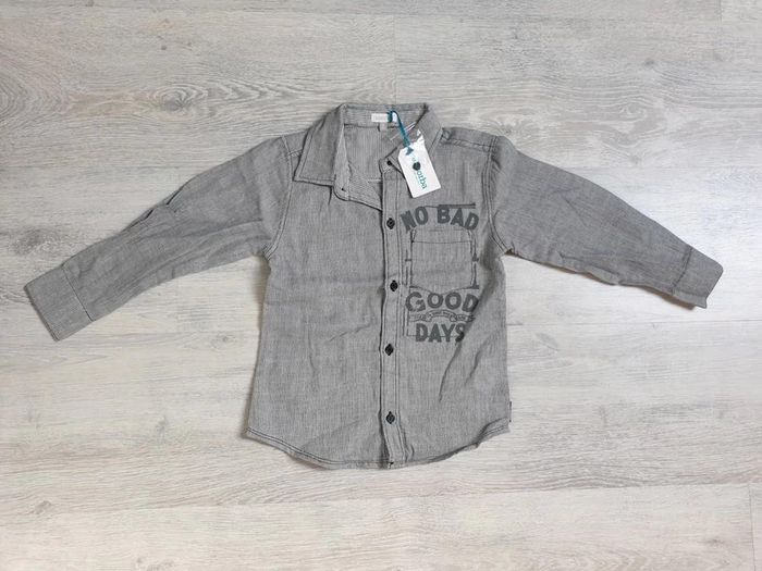 Chemise Absorba neuve avec étiquette rayée grise et blanche 4 ans