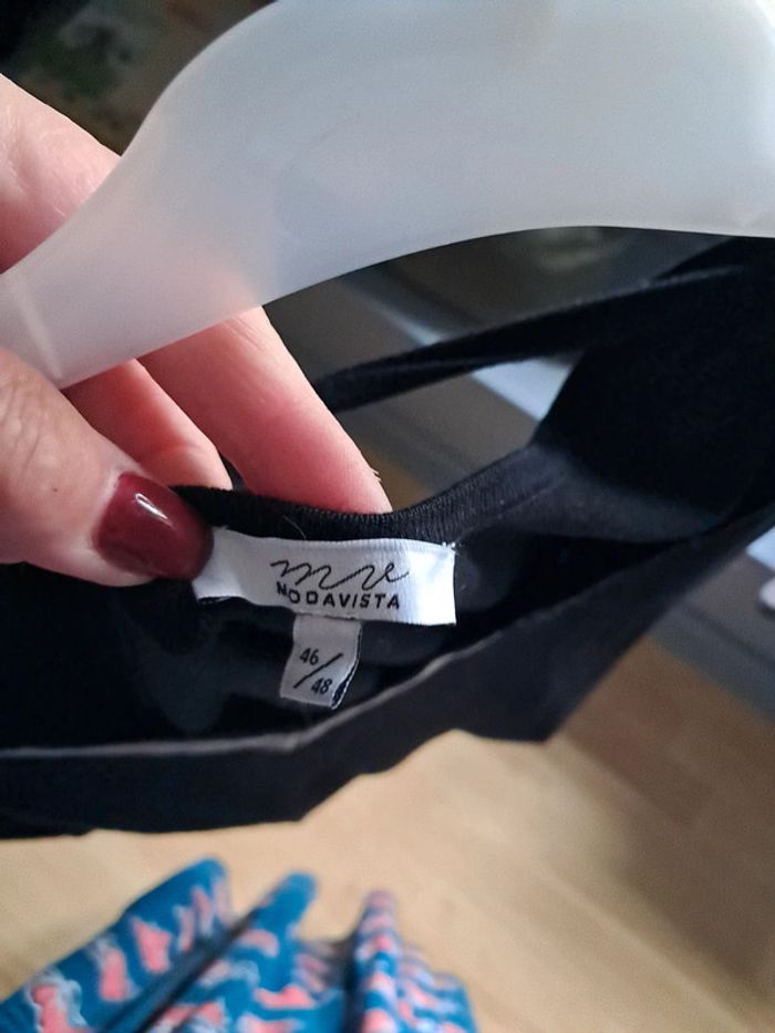 Pull noir avec un lien dans le dos très élégant - photo numéro 5