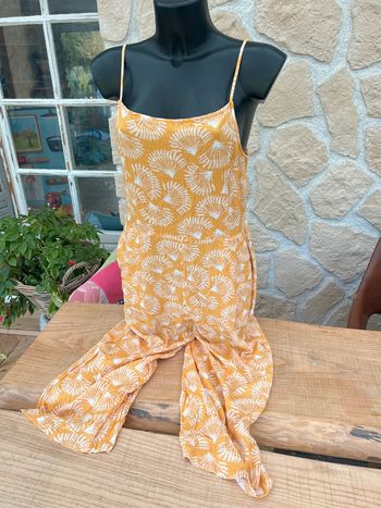 Combi Pantacourt combinaison longue à bretelles été kiabi taille 40 jaune moutarde à motif feuillage