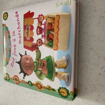 Livre dure Zoe joue à la marchande