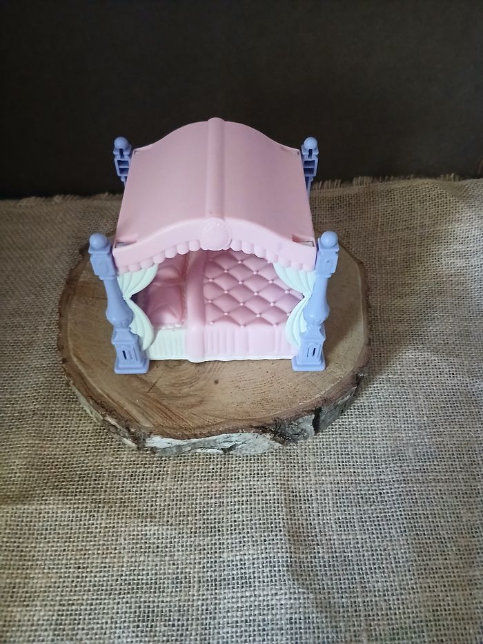 Lit pour petite poupée ou figurine