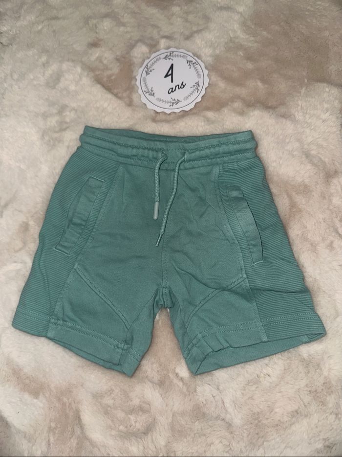 Short 4 ans