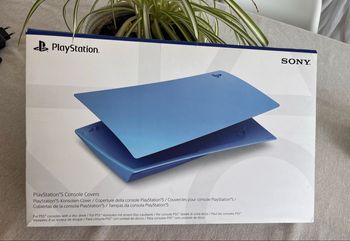 PlayStation 5 console covers bleue
