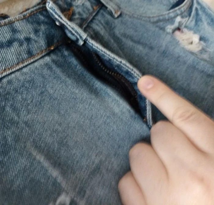 Mini short en jean troué - photo numéro 4