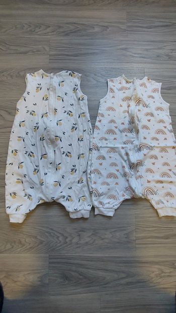 Lot 2 gigoteuses / turbulettes à pied
Très bon état