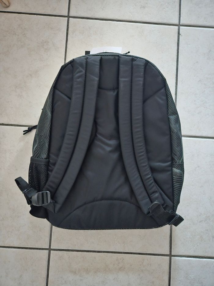 Sac à dos neuf avec étiquette
34 L
Marque eastpak - photo numéro 2