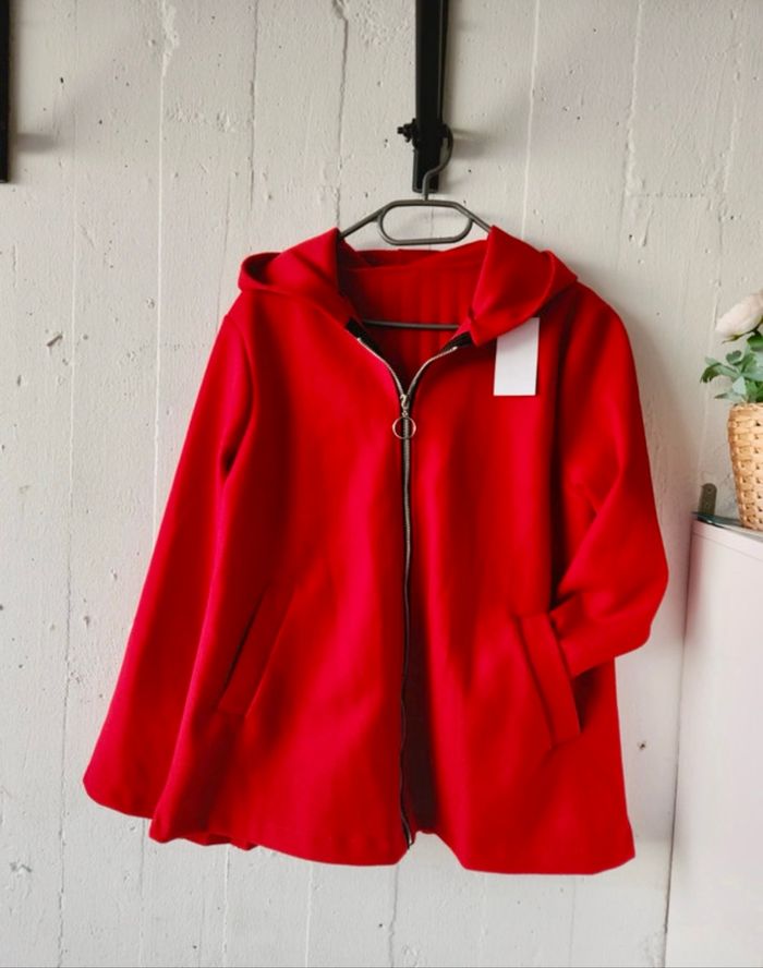 Veste manteau plissée au dos de couleur rouge. - photo numéro 9