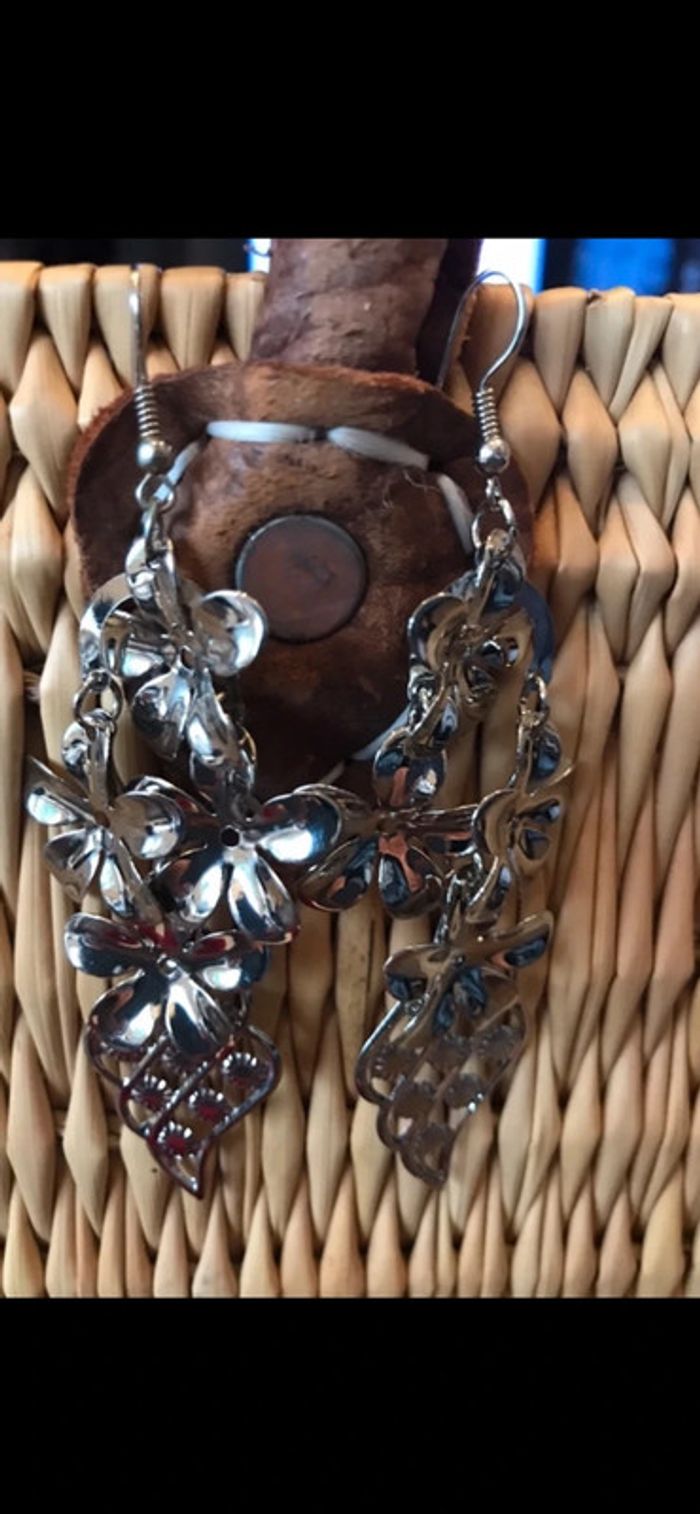 Magnifique paire de boucles d’oreilles avec fleurs - photo numéro 8