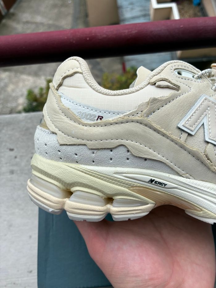 New Balance 2002R Cream  - Taille 40 - Neuves - photo numéro 8