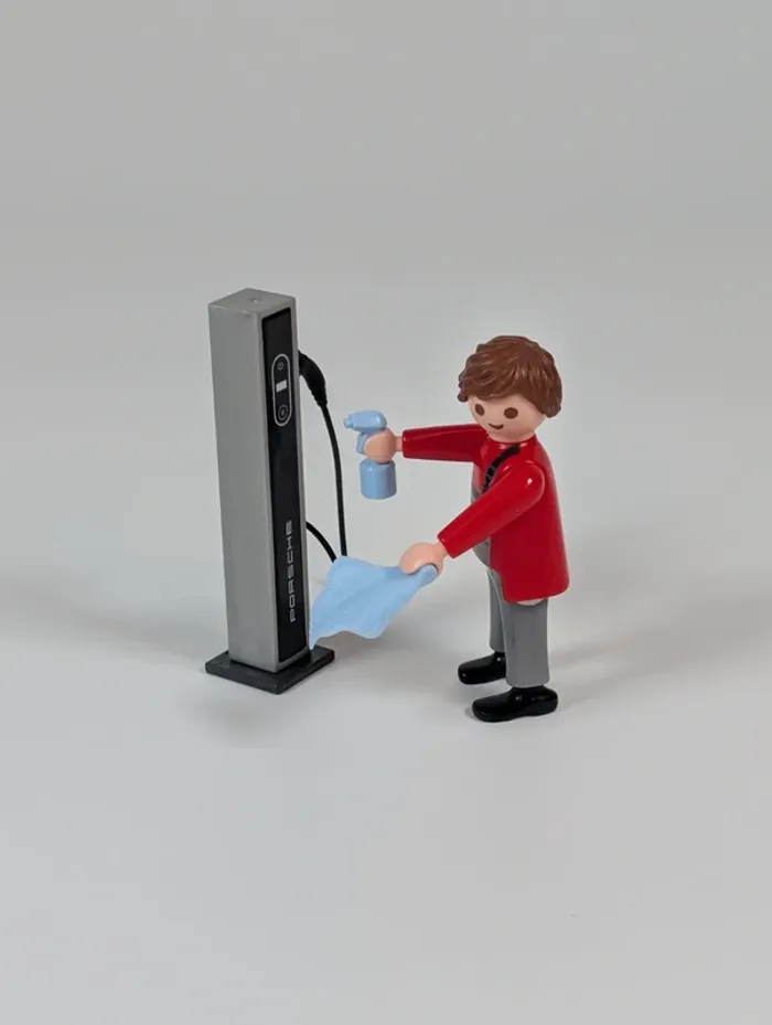 Borne de recharge Porsche avec personnage - photo numéro 3