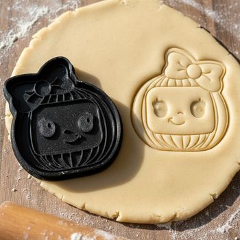 Emporte-pièce biscuit personnage kawaii avec nœud 8 cm pour pâtisserie