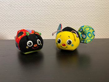 2 Peluches roulantes à friction Playgro