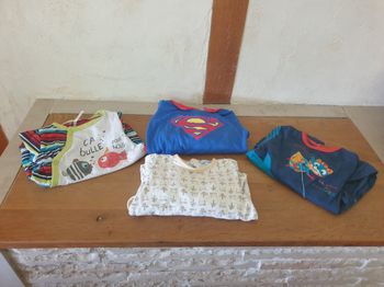 Lot de 4 pyjamas 6 mois mi saison.