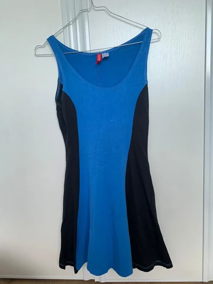 Robe bleue et noire