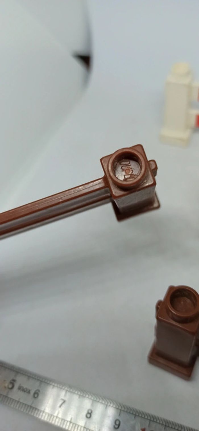 3 barrières marron et une barrière blanche et rouge de chantier lego duplo - photo numéro 6