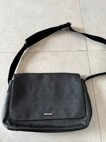 Sac à bandoulière noir Michael Kors, bon état mais il y a des marques d'usures, 36x22cm