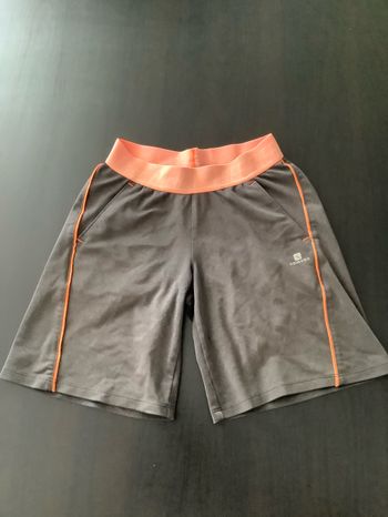 Short gris et orange Decathlon 10/12 ans environ