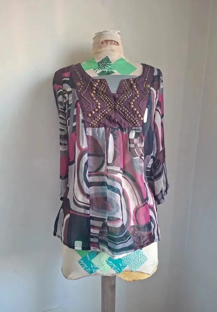 Blouse transparente avec détails cloutés, neuve, taille 40