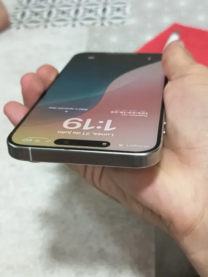 iPhone 15 Pro Max argenté - photo numéro 4