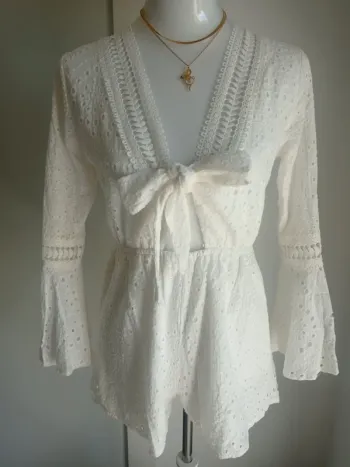 Magnifique combishort blanc cassé broderie et dentelle avec noeud TS/M Clothes